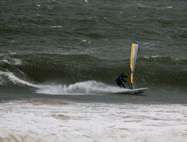 Windsurfista adentrandose en el mar